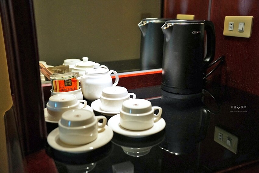 高雄市新興區高雄-福華大飯店➤高CP值✔有泳池、小遊戲室✔高樓層景觀餐廰