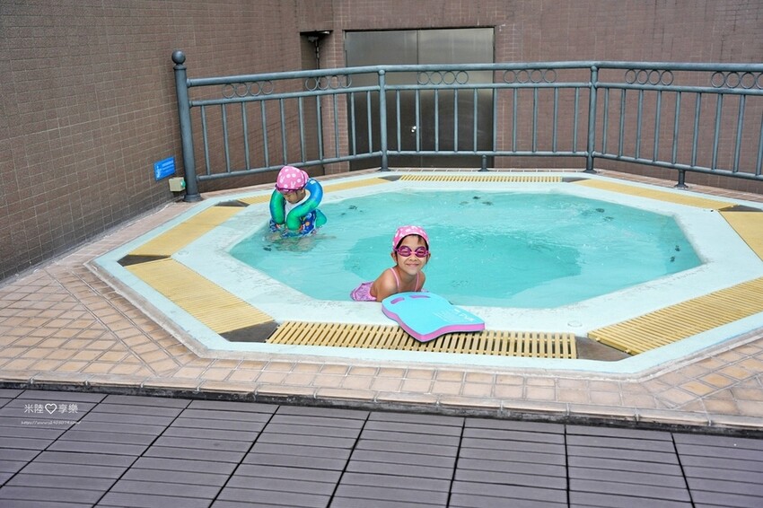 高雄市新興區高雄-福華大飯店➤高CP值✔有泳池、小遊戲室✔高樓層景觀餐廰