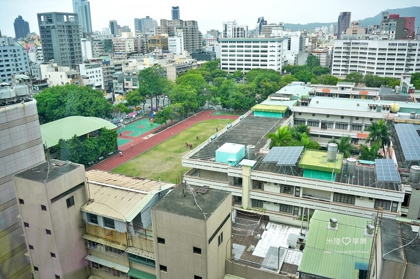 高雄市新興區高雄-福華大飯店➤高CP值✔有泳池、小遊戲室✔高樓層景觀餐廰