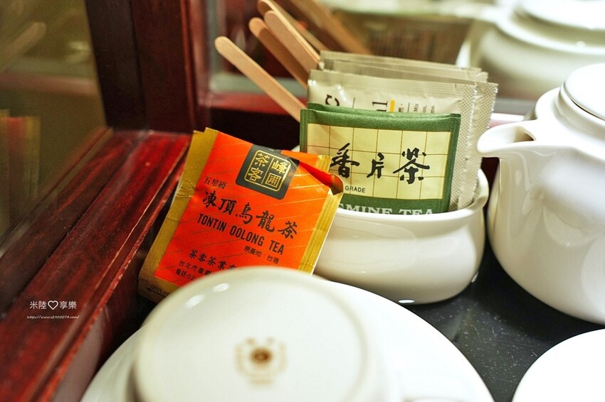 高雄市新興區高雄-福華大飯店➤高CP值✔有泳池、小遊戲室✔高樓層景觀餐廰