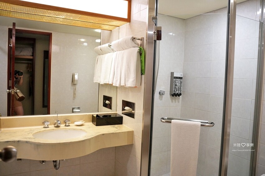 高雄市新興區高雄-福華大飯店➤高CP值✔有泳池、小遊戲室✔高樓層景觀餐廰