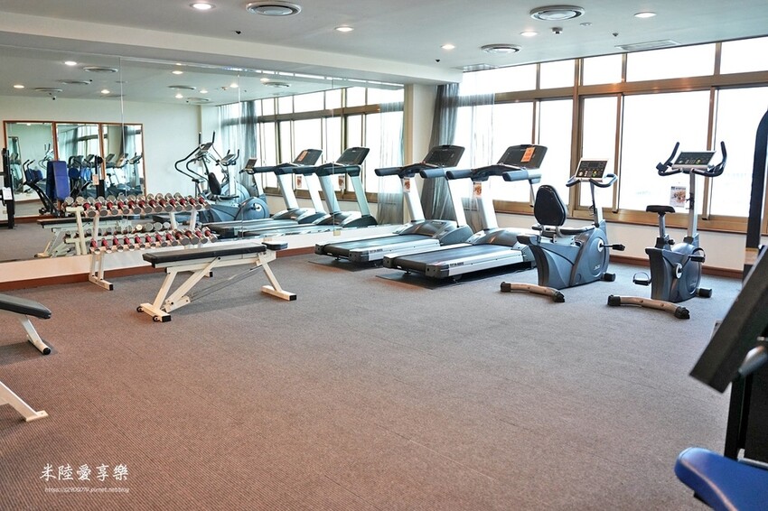 高雄市新興區高雄-福華大飯店➤高CP值✔有泳池、小遊戲室✔高樓層景觀餐廰