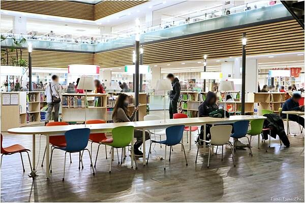 [桃園景點]桃園市立圖書館總館|假日親子共讀好去處，分齡分眾