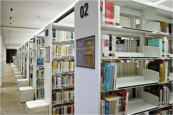 [桃園景點]桃園市立圖書館總館|假日親子共讀好去處，分齡分眾