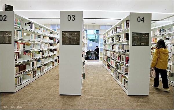 [桃園景點]桃園市立圖書館總館|假日親子共讀好去處，分齡分眾