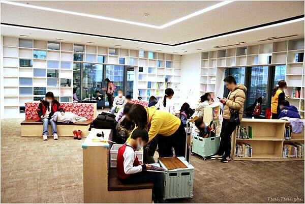 [桃園]桃園市立圖書館總館|假日親子共讀好去處，分齡分眾閱覽