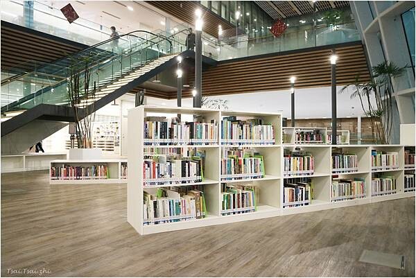 [桃園景點]桃園市立圖書館總館|假日親子共讀好去處，分齡分眾