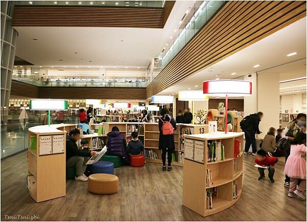 [桃園]桃園市立圖書館總館|假日親子共讀好去處，分齡分眾閱覽