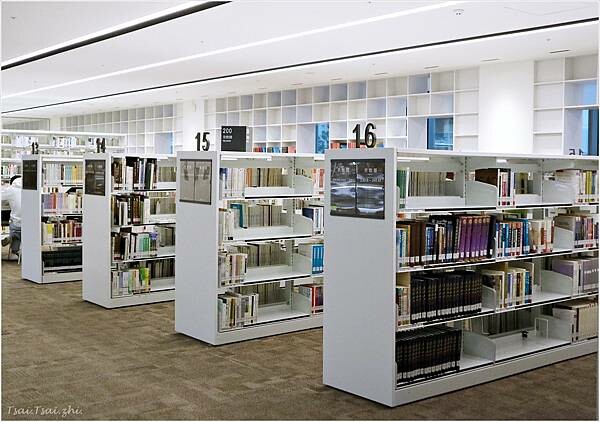 [桃園景點]桃園市立圖書館總館|假日親子共讀好去處，分齡分眾