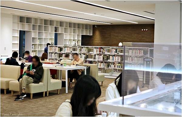 [桃園]桃園市立圖書館總館|假日親子共讀好去處，分齡分眾閱覽