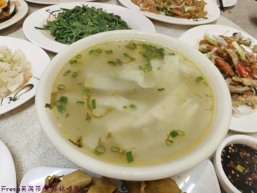 高雄市六龜區高雄旅遊│客庄山城趣│騎乘電輔車逛新威森林公園.六龜傳統辦桌菜+老街巡禮+檨仔腳DIY窯烤麵包.入住寶來