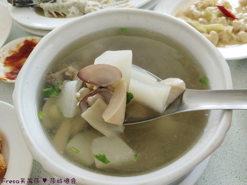 高雄市六龜區高雄旅遊│客庄山城趣│騎乘電輔車逛新威森林公園.六龜傳統辦桌菜+老街巡禮+檨仔腳DIY窯烤麵包.入住寶來