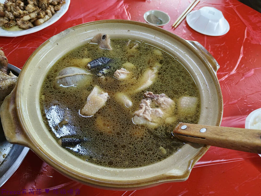 高雄市六龜區高雄旅遊│客庄山城趣│騎乘電輔車逛新威森林公園.六龜傳統辦桌菜+老街巡禮+檨仔腳DIY窯烤麵包.入住寶來