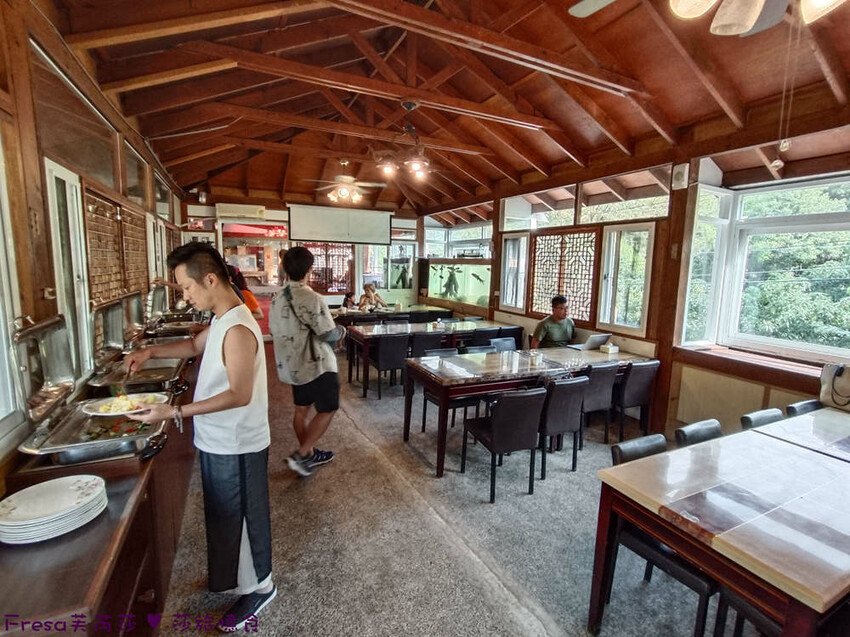 高雄市六龜區高雄旅遊│客庄山城趣│騎乘電輔車逛新威森林公園.六龜傳統辦桌菜+老街巡禮+檨仔腳DIY窯烤麵包.入住寶來