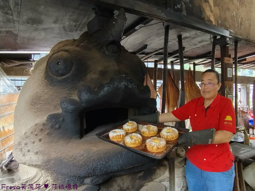 高雄市六龜區高雄旅遊│客庄山城趣│騎乘電輔車逛新威森林公園.六龜傳統辦桌菜+老街巡禮+檨仔腳DIY窯烤麵包.入住寶來