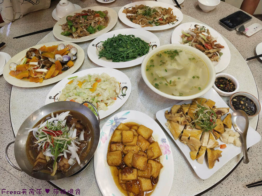 高雄市六龜區高雄旅遊│客庄山城趣│騎乘電輔車逛新威森林公園.六龜傳統辦桌菜+老街巡禮+檨仔腳DIY窯烤麵包.入住寶來