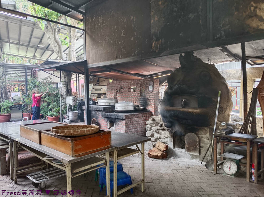 高雄市六龜區高雄旅遊│客庄山城趣│騎乘電輔車逛新威森林公園.六龜傳統辦桌菜+老街巡禮+檨仔腳DIY窯烤麵包.入住寶來