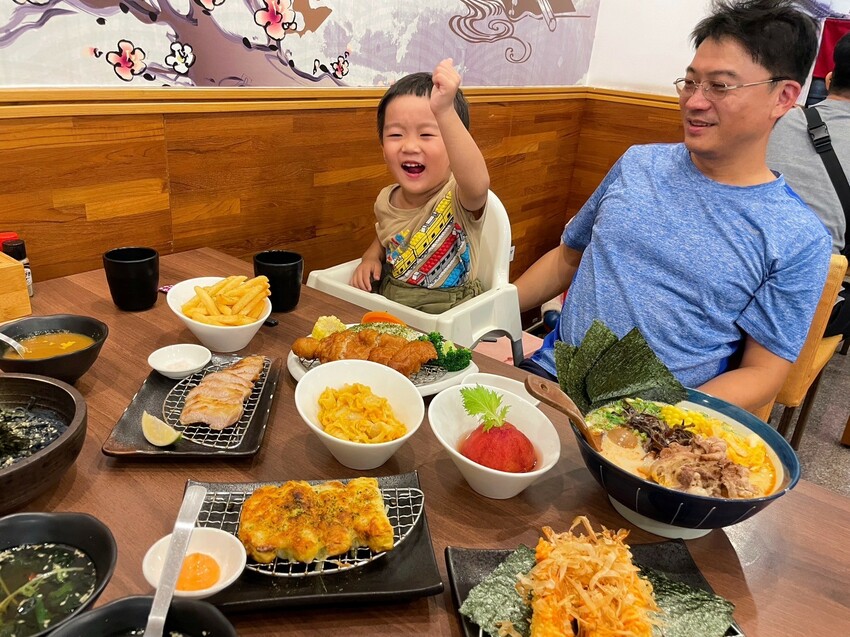 嘉義市東區嘉義檜意森活村旁隱藏美食《熊富手打烏龍麵館》，Q彈手打烏龍麵配上濃郁湯頭，還有免費飲料暢飲。吃一碗暖心麵，再漫步阿里山森林鐵路，享受獨特文青風情。