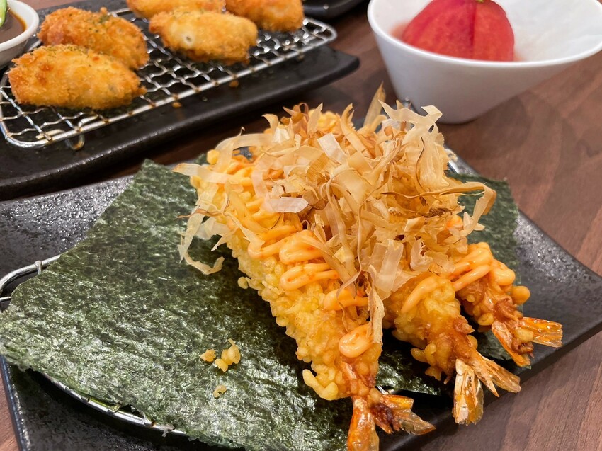 嘉義市東區嘉義檜意森活村旁隱藏美食《熊富手打烏龍麵館》，Q彈手打烏龍麵配上濃郁湯頭，還有免費飲料暢飲。吃一碗暖心麵，再漫步阿里山森林鐵路，享受獨特文青風情。