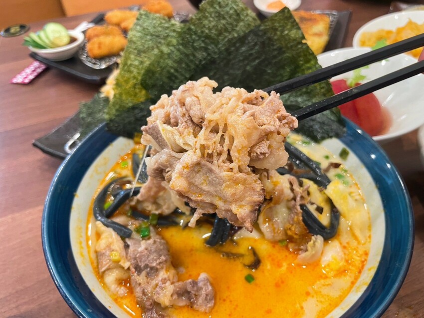 嘉義市東區嘉義檜意森活村旁隱藏美食《熊富手打烏龍麵館》，Q彈手打烏龍麵配上濃郁湯頭，還有免費飲料暢飲。吃一碗暖心麵，再漫步阿里山森林鐵路，享受獨特文青風情。