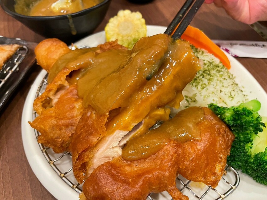 嘉義市東區嘉義檜意森活村旁隱藏美食《熊富手打烏龍麵館》，Q彈手打烏龍麵配上濃郁湯頭，還有免費飲料暢飲。吃一碗暖心麵，再漫步阿里山森林鐵路，享受獨特文青風情。