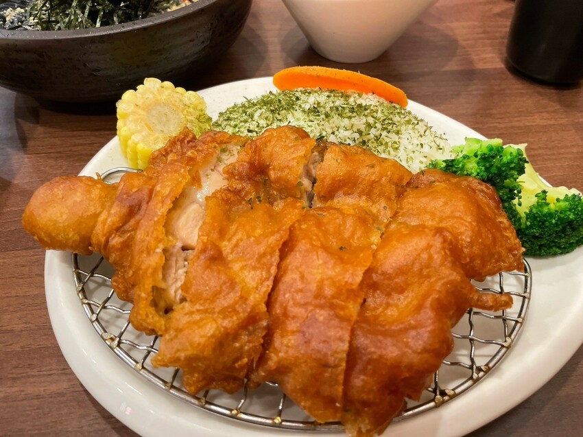 嘉義市東區嘉義檜意森活村旁隱藏美食《熊富手打烏龍麵館》，Q彈手打烏龍麵配上濃郁湯頭，還有免費飲料暢飲。吃一碗暖心麵，再漫步阿里山森林鐵路，享受獨特文青風情。