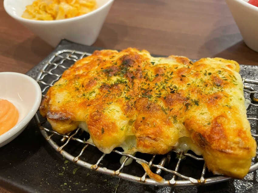 嘉義市東區嘉義檜意森活村旁隱藏美食《熊富手打烏龍麵館》，Q彈手打烏龍麵配上濃郁湯頭，還有免費飲料暢飲。吃一碗暖心麵，再漫步阿里山森林鐵路，享受獨特文青風情。