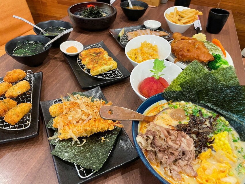 嘉義市東區嘉義檜意森活村旁隱藏美食《熊富手打烏龍麵館》，Q彈手打烏龍麵配上濃郁湯頭，還有免費飲料暢飲。吃一碗暖心麵，再漫步阿里山森林鐵路，享受獨特文青風情。