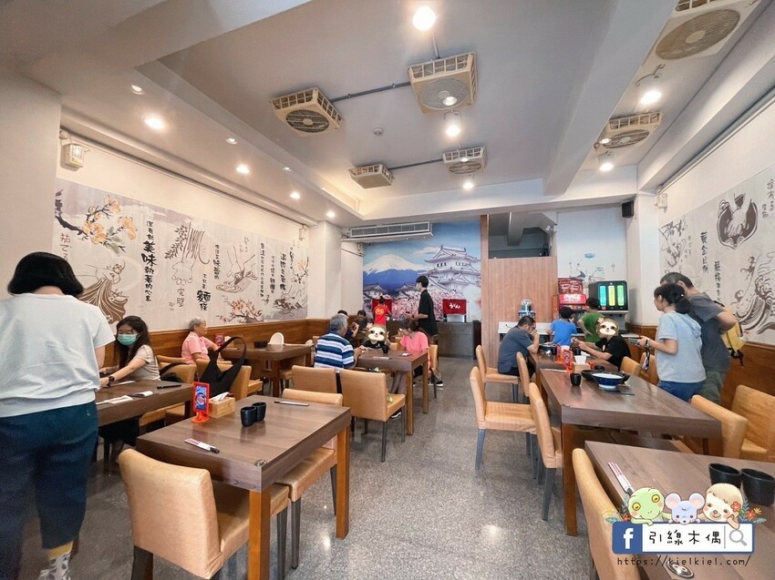 嘉義市東區嘉義檜意森活村旁隱藏美食《熊富手打烏龍麵館》，Q彈手打烏龍麵配上濃郁湯頭，還有免費飲料暢飲。吃一碗暖心麵，再漫步阿里山森林鐵路，享受獨特文青風情。