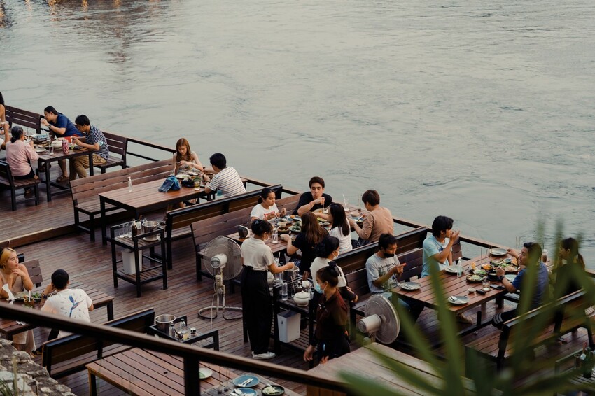 TOP10北碧府美食清單：河畔餐廳、小馬爾地夫咖啡廳、泡腳浮誇餐廳、正宗泰北菜都有！