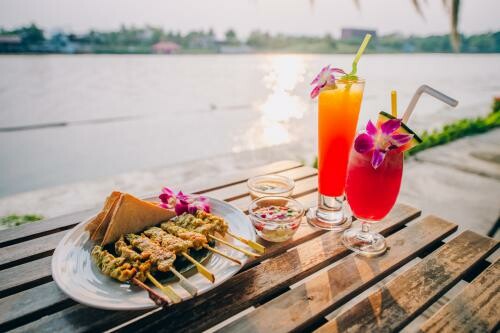 TOP10北碧府美食清單：河畔餐廳、小馬爾地夫咖啡廳、泡腳浮誇餐廳、正宗泰北菜都有！