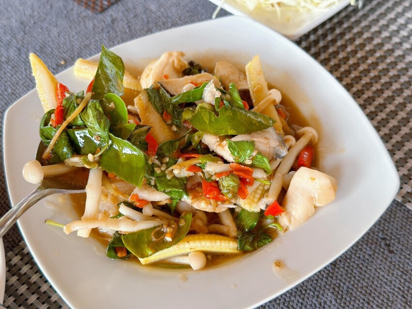 TOP10北碧府美食清單：河畔餐廳、小馬爾地夫咖啡廳、泡腳浮誇餐廳、正宗泰北菜都有！