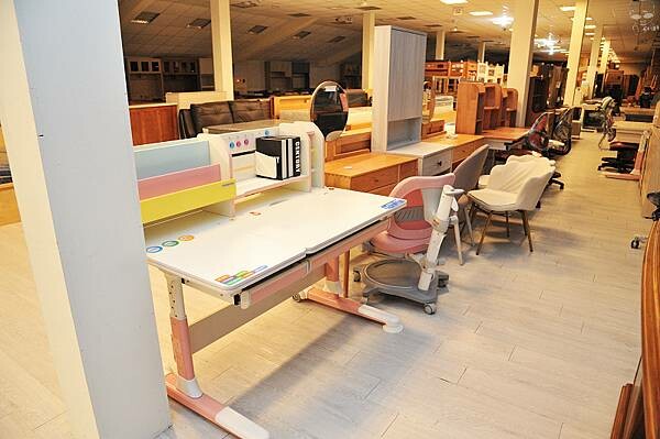 中友家具,台中家具推薦,擁有全台最大3000坪展示空間!品項