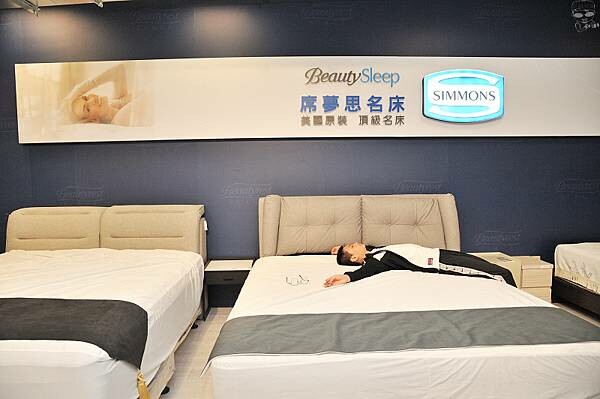 中友家具,台中家具推薦,擁有全台最大3000坪展示空間!品項