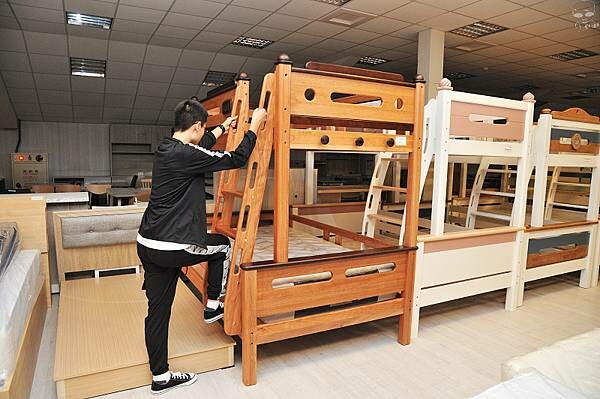 中友家具,台中家具推薦,擁有全台最大3000坪展示空間!品項