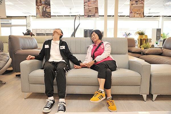 中友家具,台中家具推薦,擁有全台最大3000坪展示空間!品項