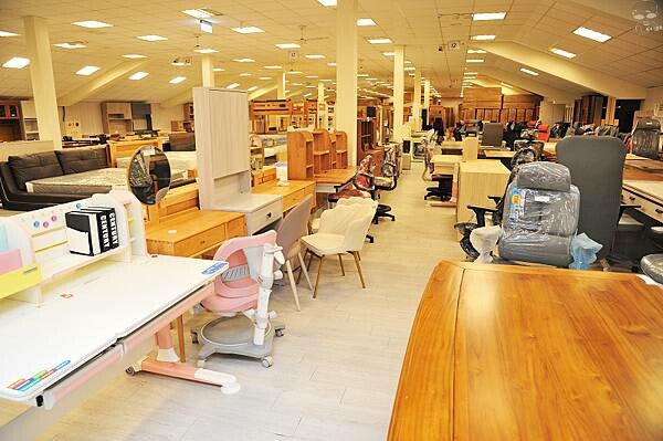中友家具,台中家具推薦,擁有全台最大3000坪展示空間!品項
