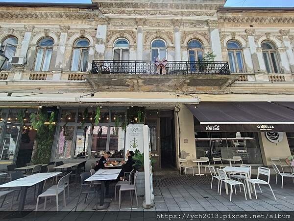 徒步走逛布加勒斯特老城區/好多漂亮又有故事的歷史建物與東正教 徒步走逛布加勒斯特老城區/好多漂亮又有故事的歷史建物與東正教