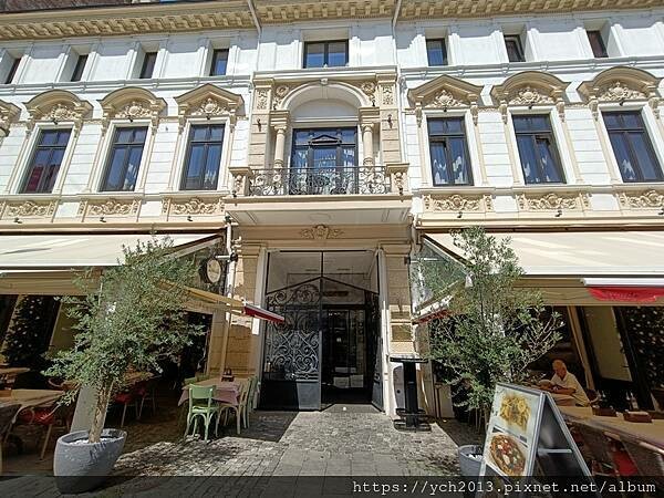 徒步走逛布加勒斯特老城區/好多漂亮又有故事的歷史建物與東正教 徒步走逛布加勒斯特老城區/好多漂亮又有故事的歷史建物與東正教