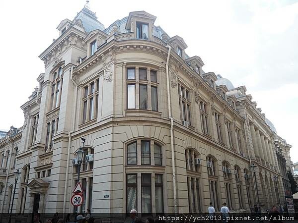 徒步走逛布加勒斯特老城區/好多漂亮又有故事的歷史建物與東正教 徒步走逛布加勒斯特老城區/好多漂亮又有故事的歷史建物與東正教