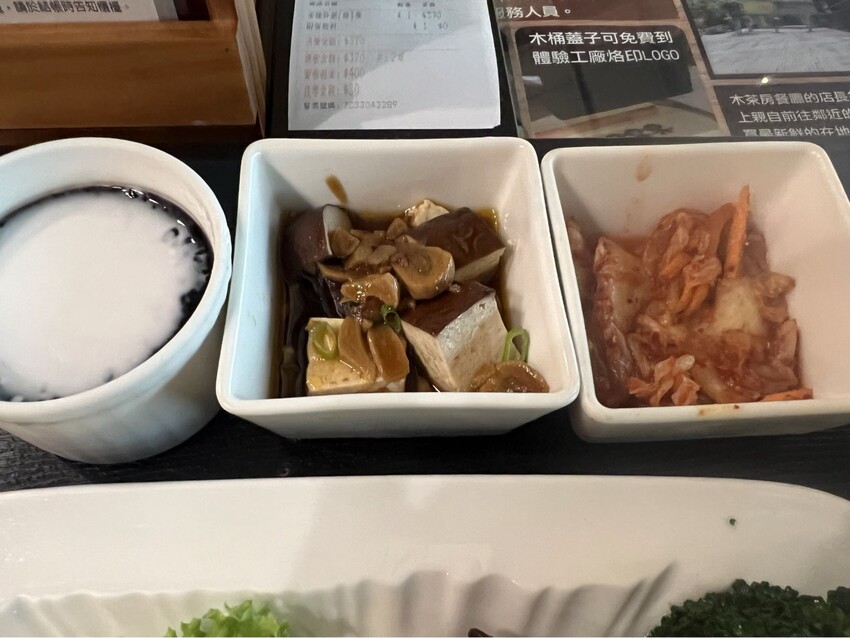 南投車埕火車站：車埕貯木池環湖步道、車埕木業展示館（休館中）、車埕車站、車埕鐵道觀光小學堂、路易莎咖啡、木茶房木桶便當