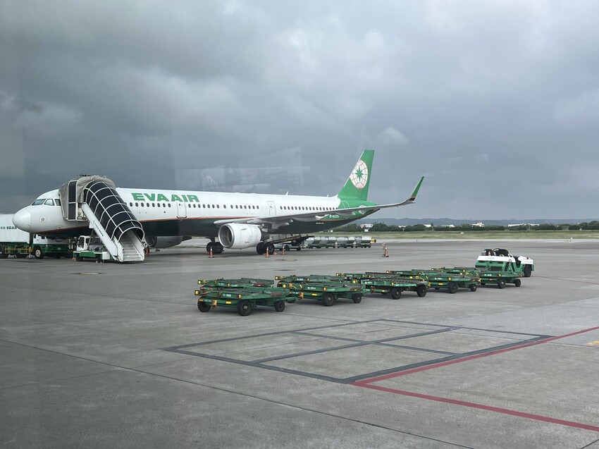 開箱長榮航空商務艙台北飛沖繩那霸