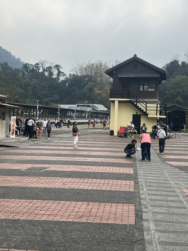 南投車埕火車站：車埕貯木池環湖步道、車埕木業展示館（休館中）、車埕車站、車埕鐵道觀光小學堂、路易莎咖啡、木茶房木桶便當
