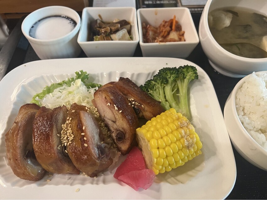 南投車埕火車站：車埕貯木池環湖步道、車埕木業展示館（休館中）、車埕車站、車埕鐵道觀光小學堂、路易莎咖啡、木茶房木桶便當