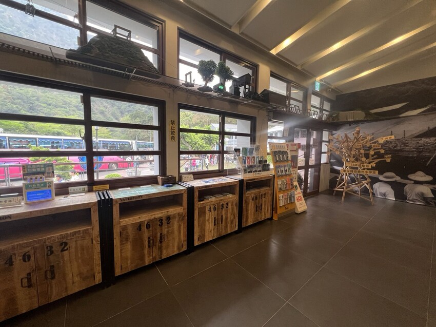 南投車埕火車站：車埕貯木池環湖步道、車埕木業展示館（休館中）、車埕車站、車埕鐵道觀光小學堂、路易莎咖啡、木茶房木桶便當