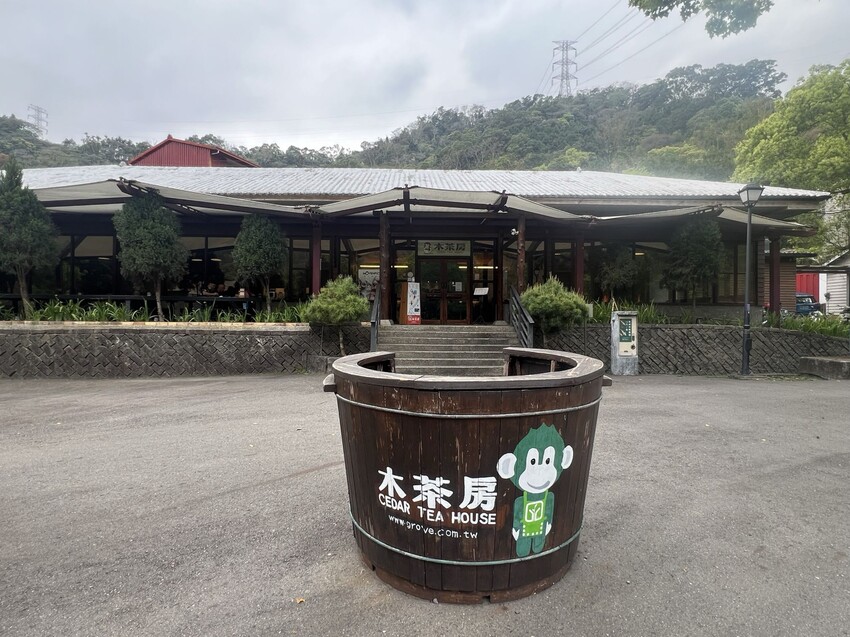 南投車埕火車站：車埕貯木池環湖步道、車埕木業展示館（休館中）、車埕車站、車埕鐵道觀光小學堂、路易莎咖啡、木茶房木桶便當