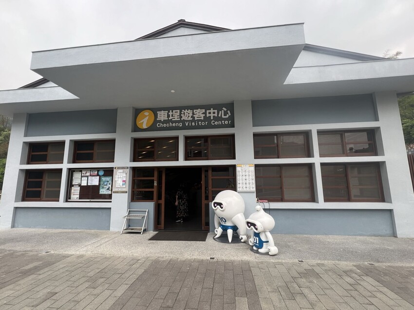 南投車埕火車站：車埕貯木池環湖步道、車埕木業展示館（休館中）、車埕車站、車埕鐵道觀光小學堂、路易莎咖啡、木茶房木桶便當