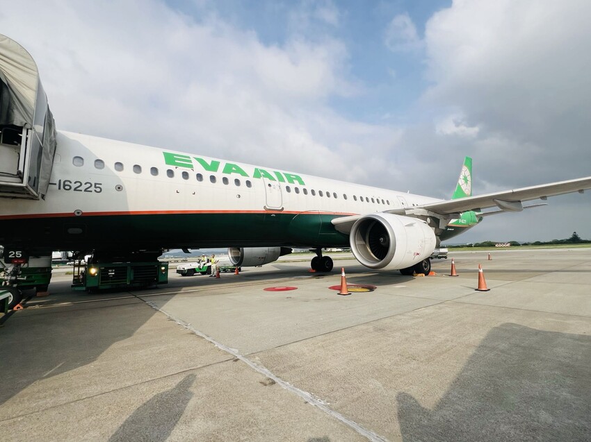 開箱長榮航空商務艙台北飛沖繩那霸