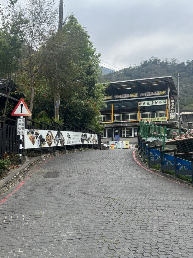 南投車埕火車站：車埕貯木池環湖步道、車埕木業展示館（休館中）、車埕車站、車埕鐵道觀光小學堂、路易莎咖啡、木茶房木桶便當