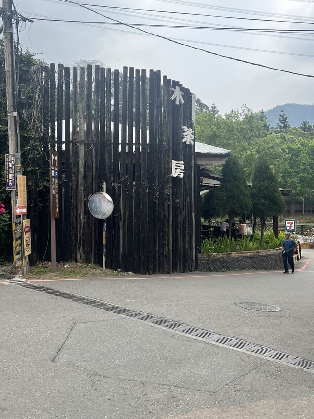 南投車埕火車站：車埕貯木池環湖步道、車埕木業展示館（休館中）、車埕車站、車埕鐵道觀光小學堂、路易莎咖啡、木茶房木桶便當